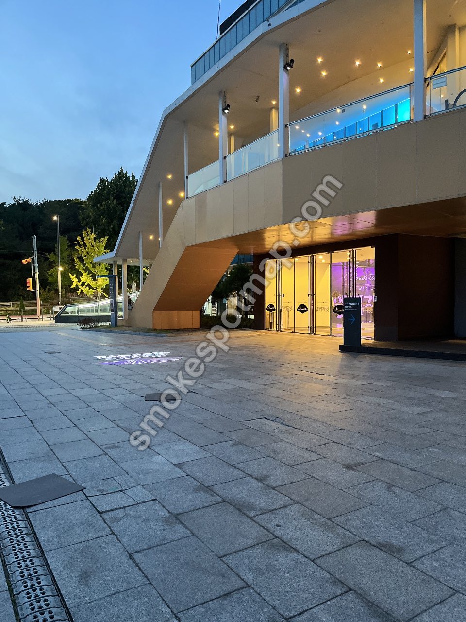 한강진역 2번 출구 — 블루스퀘어 오른편 현장 사진 3
