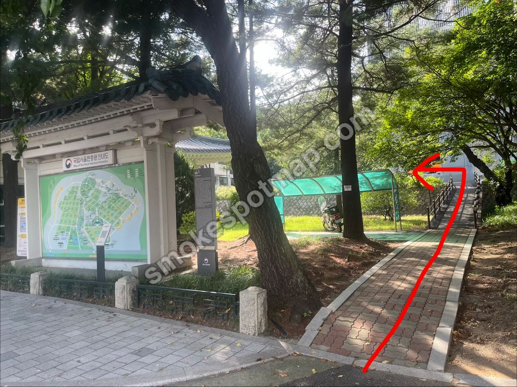 종합민원실 뒷편 건물 주차장 흡연구역 현장 사진