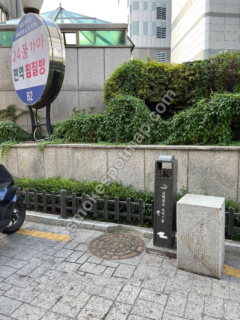삼모타워 뒤편 주차장 입구 쪽 도로 재떨이 현장 사진