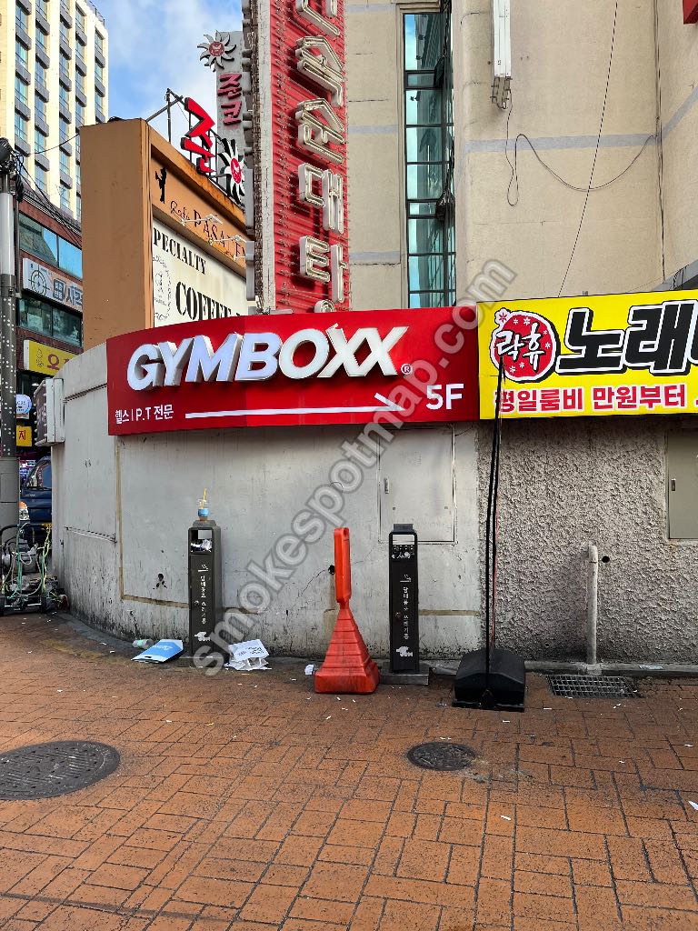 순대타운 입구 왼편 재떨이 현장 사진