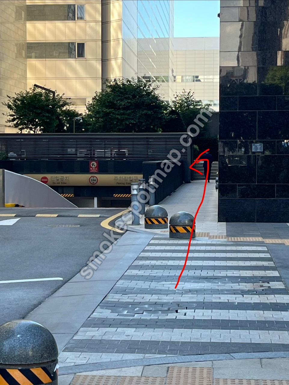 파르나스몰 1층 주차장 입구 흡연구역 현장 사진