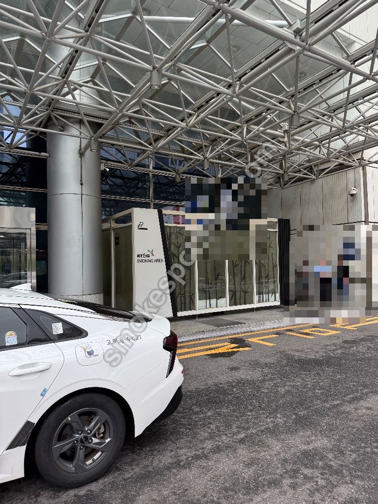 도심공항터미널 2층 외부 흡연구역 현장 사진